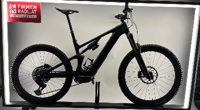 Schwarzes Mountain-E-Bike mit Federung und FIRMEN RADL.AT-Logo. Schwarzes Mountain-E-Bike mit Federung und FIRMEN RADL.AT-Logo.