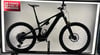 Schwarzes Mountain-E-Bike mit Federung und FIRMEN RADL.AT-Logo.
