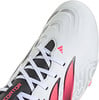 Adidas Predator Fußballschuh mit weißem Obermaterial und rosa Akzenten.