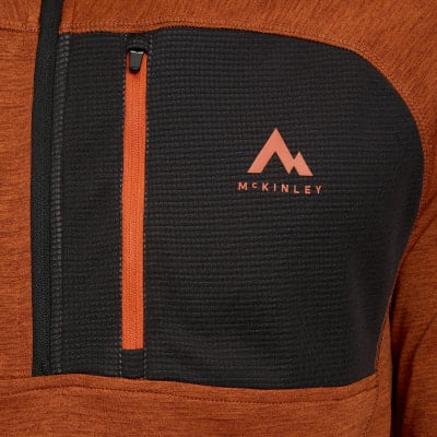 Detail einer McKinley Fleecejacke mit orangefarbenem Reißverschluss und Logo.