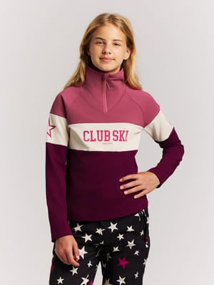 Mädchen in einem pinken Oberteil mit Schriftzug und Sternenhosen. Mädchen in einem pinken Oberteil mit Schriftzug und Sternenhosen.
