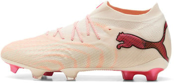 Cremefarbener Puma-Fußballschuh mit rosa Details und Logo.