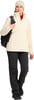 Eine Frau in einer cremefarbenen Jacke und schwarzer Hose mit Rucksack.