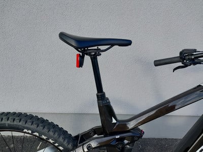 Sattel und Dämpfer eines Mountainbikes mit schwarzem Rahmen. Sattel und Dämpfer eines Mountainbikes mit schwarzem Rahmen.