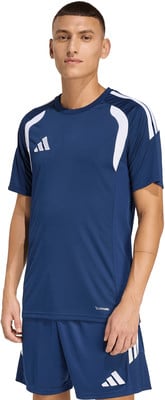 Ein Mann in einem dunkelblauen Adidas Sporttrikot und Shorts mit weißen Streifen. Ein Mann in einem dunkelblauen Adidas Sporttrikot und Shorts mit weißen Streifen.