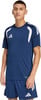 Ein Mann in einem dunkelblauen Adidas Sporttrikot und Shorts mit weißen Streifen.