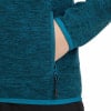 Detail einer Fleecejacke mit Hand in der Tasche und Reißverschluss.