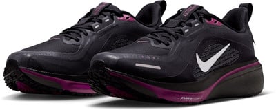 Schwarze Nike Laufschuhe mit lila Akzenten und weißem Logo. Schwarze Nike Laufschuhe mit lila Akzenten und weißem Logo.