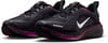 Schwarze Nike Laufschuhe mit lila Akzenten und weißem Logo.