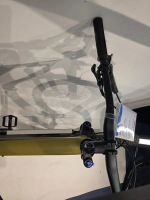 Detail des Mountainbike-Lenkers mit Dämpfer und Preisschild. Detail des Mountainbike-Lenkers mit Dämpfer und Preisschild.