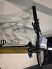 Detail des Mountainbike-Lenkers mit Dämpfer und Preisschild.