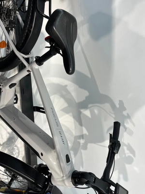 Rahmendetail eines Focus E-Bikes mit Aventara-Schriftzug und Radschatten an der Wand. Rahmendetail eines Focus E-Bikes mit Aventara-Schriftzug und Radschatten an der Wand.
