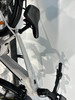Rahmendetail eines Focus E-Bikes mit Aventara-Schriftzug und Radschatten an der Wand.