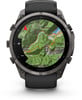Eine Smartwatch mit Karte und Navigation zeigt eine Route in den Bergen an.