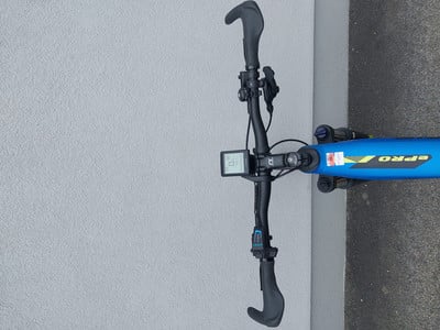 Detail des Lenkers eines E-Bikes mit Display und PRO-Logo. Detail des Lenkers eines E-Bikes mit Display und PRO-Logo.
