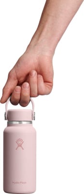 Eine Hand hält eine rosa Hydro Flask Flasche am Griff. Eine Hand hält eine rosa Hydro Flask Flasche am Griff.