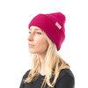 Frau mit pinker Mütze, blondem Haar und schwarzem Shirt.