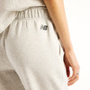 Graue New Balance Jogginghose für Damen mit Logo an der Seite.