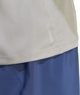 Detail eines T-Shirts mit ClimaCool-Technologie und dunkelblauen Shorts. Detail eines T-Shirts mit ClimaCool-Technologie und dunkelblauen Shorts.