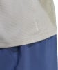 Detail eines T-Shirts mit ClimaCool-Technologie und dunkelblauen Shorts.