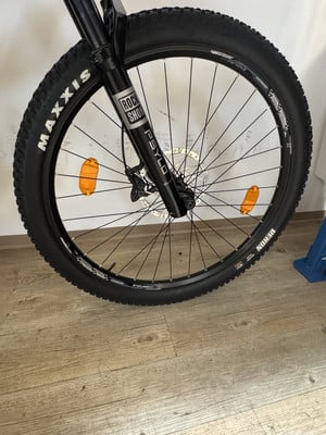 Vorderes Mountainbike-Rad mit RockShox-Federung und Maxxis-Reifen.