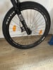 Vorderes Mountainbike-Rad mit RockShox-Federung und Maxxis-Reifen.