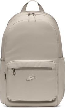 Ein beiger Nike-Rucksack mit einer Vordertasche und Markenlogo.