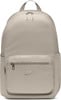 Ein beiger Nike-Rucksack mit einer Vordertasche und Markenlogo.