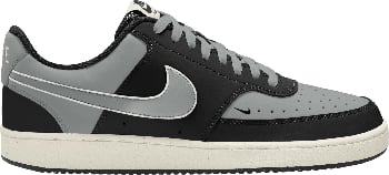 Schwarze und graue Nike-Sneaker mit weißer Sohle und Nike-Logo.