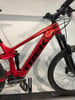Ein rotes Trek Mountain-Elektrofahrrad mit silbernem Logo auf dem Rahmen.