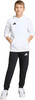 Junge im weißen Kapuzenpullover und schwarzer Jogginghose mit Adidas-Logo.