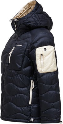 Dunkelblaue Daunenjacke mit beiger Tasche und Kapuze.
