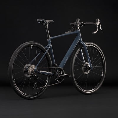 Dunkelblaues Cube Gravelbike mit Scheibenbremsen und glänzendem Rahmen. Dunkelblaues Cube Gravelbike mit Scheibenbremsen und glänzendem Rahmen.