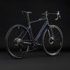 Dunkelblaues Cube Gravelbike mit Scheibenbremsen und glänzendem Rahmen.