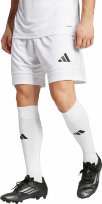 Ein Mann in weißem Fußballtrikot und Shorts mit schwarzen Fußballschuhen. Ein Mann in weißem Fußballtrikot und Shorts mit schwarzen Fußballschuhen.