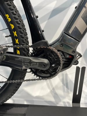 Detail eines E-Mountainbikes mit Kette und Kurbelgarnitur. Detail eines E-Mountainbikes mit Kette und Kurbelgarnitur.