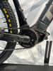 Detail eines E-Mountainbikes mit Kette und Kurbelgarnitur.