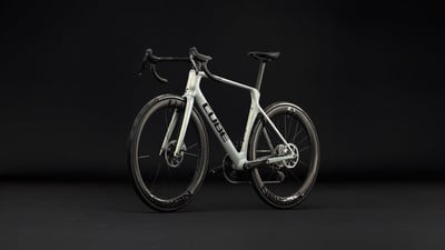 Modernes Cube Rennrad in Grau mit schwarzen Details. Modernes Cube Rennrad in Grau mit schwarzen Details.