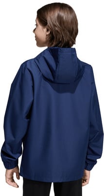 Rückansicht eines Mädchens in einer dunkelblauen Kapuzenjacke. Rückansicht eines Mädchens in einer dunkelblauen Kapuzenjacke.