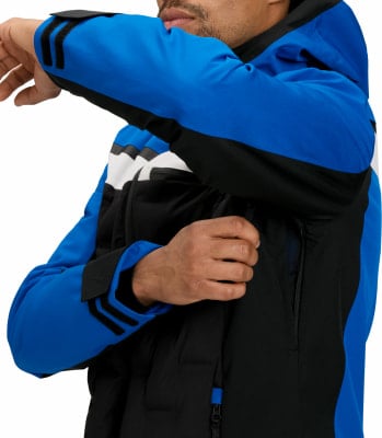 Ein Mann schließt den Reißverschluss einer blau-schwarzen Skijacke mit weißen Streifen. Ein Mann schließt den Reißverschluss einer blau-schwarzen Skijacke mit weißen Streifen.