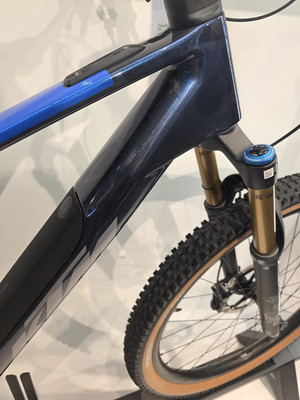Detail des Rahmens eines dunkelblauen Mountainbikes mit blauem Streifen. Detail des Rahmens eines dunkelblauen Mountainbikes mit blauem Streifen.