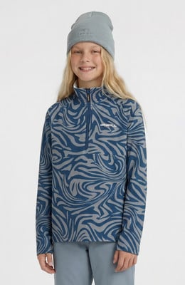 Mädchen in blau-grauem Pullover mit Muster und Strickmütze Mädchen in blau-grauem Pullover mit Muster und Strickmütze