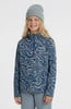 Mädchen in blau-grauem Pullover mit Muster und Strickmütze