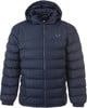 Dunkelblaue Daunenjacke mit Kapuze und Logo auf der Brust.