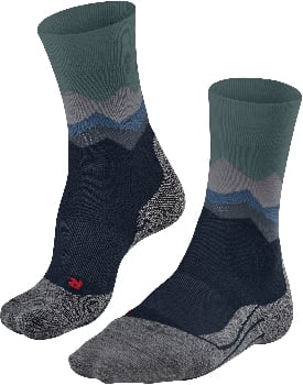 Socken mit Bergdesign in Dunkelblau, Grau und Grün.