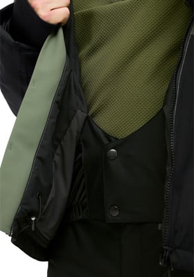 Geschlossene Jacke mit olivgrünem Futter und schwarzen Details. Geschlossene Jacke mit olivgrünem Futter und schwarzen Details.