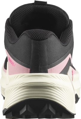 Rückansicht eines schwarzen Laufschuhs mit rosa Details und weißer Sohle. Rückansicht eines schwarzen Laufschuhs mit rosa Details und weißer Sohle.