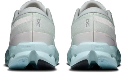 Rückansicht von hellblauen Laufschuhen mit ON-Logo. Rückansicht von hellblauen Laufschuhen mit ON-Logo.