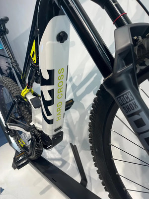 Nahaufnahme eines Mountainbikes mit weißem Rahmen und Aufschrift HARD CROSS. Nahaufnahme eines Mountainbikes mit weißem Rahmen und Aufschrift HARD CROSS.