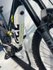 Nahaufnahme eines Mountainbikes mit weißem Rahmen und Aufschrift HARD CROSS.